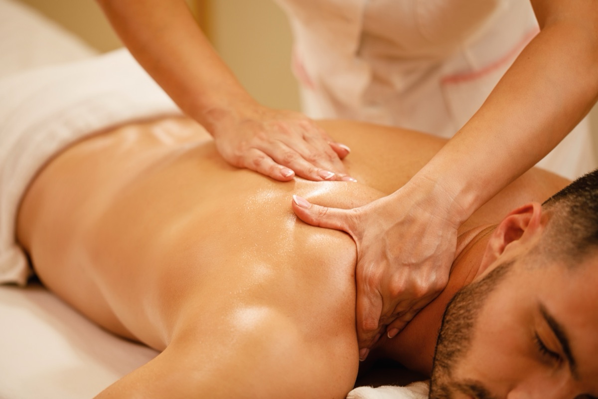 Massage deep tissue signature, pression ferme sur le dos